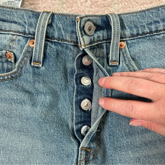 NWOT Levi's 501 Mid Thigh Denim Shorts Button Fly Raw Hem Size 26 - Picture 6 of 11